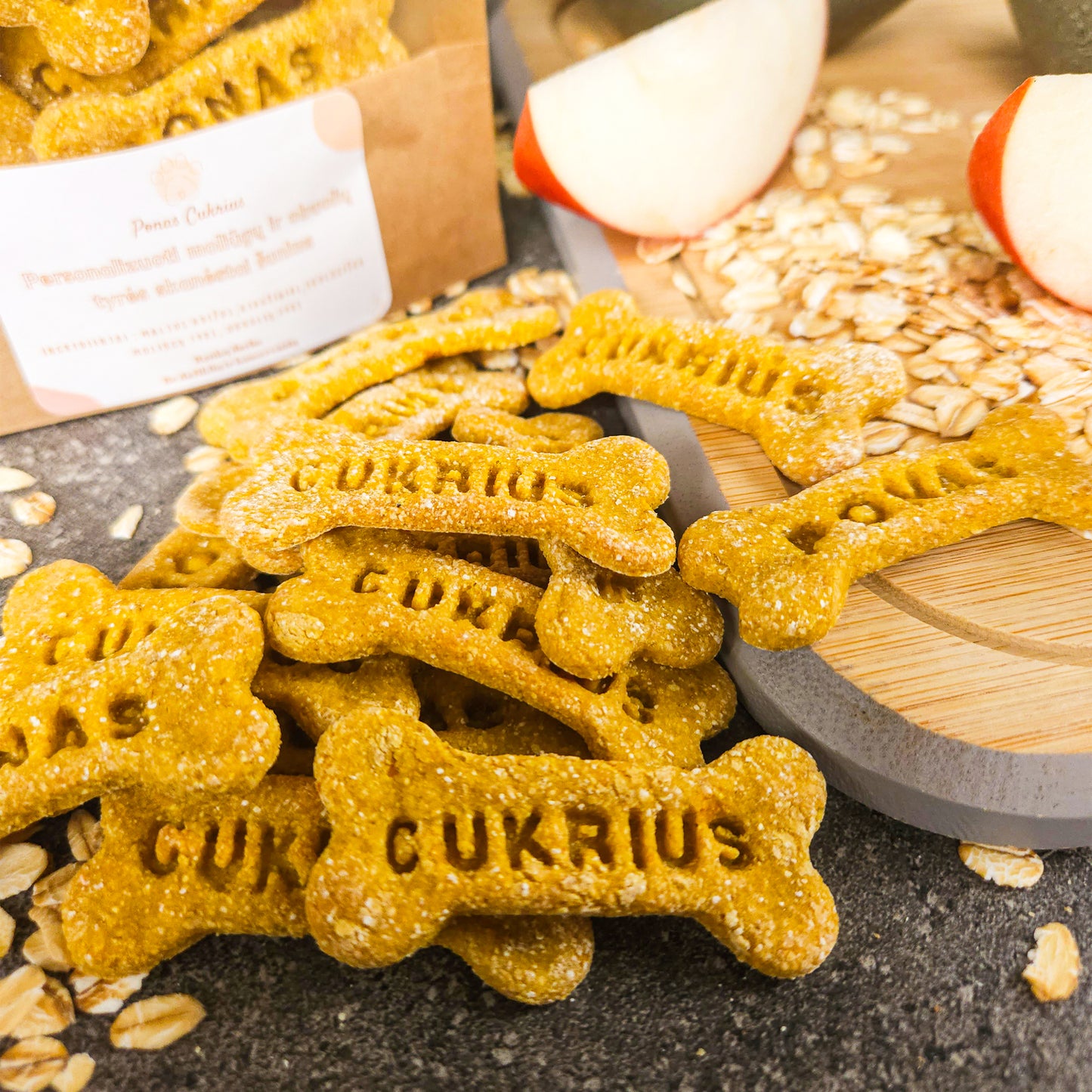 Personalizuoti skanėstai šunims su moliūgų ir obuolių tyre